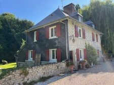 joli manoir de 156 M2 en surface utile avec son annexe sur une terrain d'1,3 hectares arboré