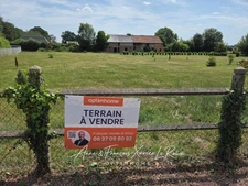 Terrain de 1750 M2 constructible à Duranville avec un grand bâtiment à rénover