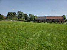 Terrain de 1750 M2 constructible à Duranville avec un grand bâtiment à rénover
