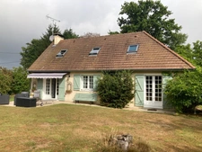 Belle maison de caractère au calme. Beau salon lumineux 4 chambres Grand sous-sol terrain à 7 mn des commerces de Pont l'Evêque
