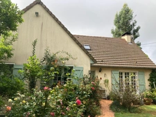Belle maison de caractère au calme. Beau salon lumineux 4 chambres Grand sous-sol terrain à 7 mn des commerces de Pont l'Evêque