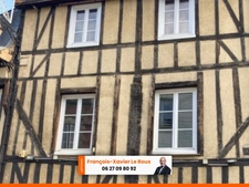 Maison mitoyenne style colombage bien placée centre ville Bernay avec un local commercial au rdc et habitation à l'étage