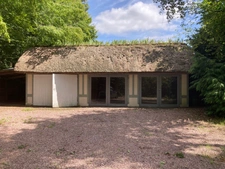 belle chaumière de caractère sur un terrain arboré avec une annexe et un bâtiment sur un terrain de 5200 M2 