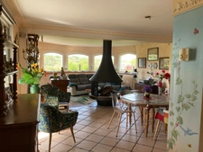 Propriété de charme comprenant une chaumière et son annexe avec un grand bâtiment sur un terrain de 2,6 hectares.