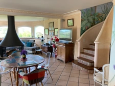 Propriété de charme comprenant une chaumière et son annexe avec un grand bâtiment sur un terrain de 2,6 hectares.