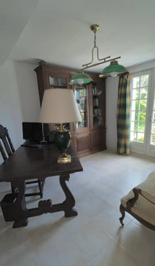Belle maison de caractère au calme. Beau salon lumineux 4 chambres Grand sous-sol terrain à 7 mn des commerces de Pont l'Evêque