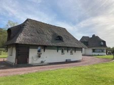 Propriété de charme comprenant une chaumière et son annexe avec un grand bâtiment sur un terrain de 2,6 hectares.