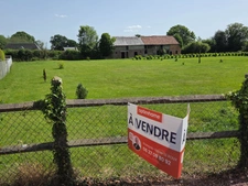 Terrain de 1750 M2 constructible à Duranville avec un grand bâtiment à rénover