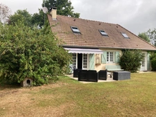 Belle maison de caractère au calme. Beau salon lumineux 4 chambres Grand sous-sol terrain à 7 mn des commerces de Pont l'Evêque
