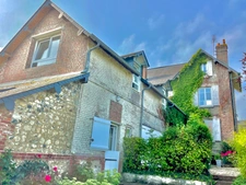 Maison de caractère de 247 M2 avec un gîte de 35 M2 sur un terrain d'environ 4400 M2 entre Deauville et Honfleur et à 1km de la plage de Villerville