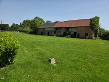 Terrain de 1750 M2 constructible à Duranville avec un grand bâtiment à rénover