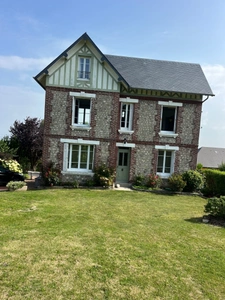 Maison de caractère de 247 M2 avec un gîte de 35 M2 sur un terrain d'environ 4400 M2 entre Deauville et Honfleur et à 1km de la plage de Villerville