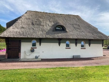 Propriété de charme comprenant une chaumière et son annexe avec un grand bâtiment sur un terrain de 2,6 hectares.
