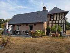 Maison de charme de 100 M2, 5 pièces 3 chambres avec une piscine et annexe sur un terrain de 4700 M2 à BONNEVILLE LA LOUVET (14)