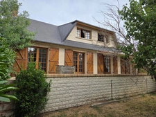 Maison de 145 M2 avec 5 chambres, grand sous-sol,  carport de 44 M2 et une dépendance de 40 M2 à SAINT LEGER DE RÔTES 
