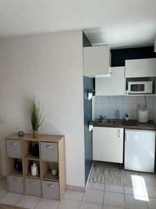 Studio meublé tout équipé avec grande terrasse 