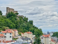 CHAMALIERES : APPARTEMENT D'EXCEPTION AVEC BEAUX VOLUMES ET VUE