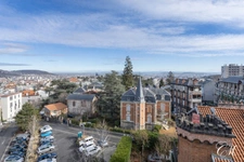 CHAMALIERES : APPARTEMENT D'EXCEPTION AVEC BEAUX VOLUMES ET VUE