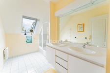 SAINT-PRIX, VAL D’OISE (95) : Propriété de 230 m² habitables (255 m² au sol) - 9 pièces principales - 7 chambres - 3 garages – Piscine – Préau – Abri de jardin - Cave – Parcelle de 1 656 m²