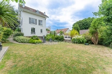 Maison bourgeoise du XIXème siècle – 8 pièces – 5 chambres– 2 salles de bains – 1 salle d’eau - piscine – double garage – parcelle de 783 m²