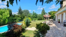 SAINT-PRIX, VAL D’OISE (95) : Propriété de 230 m² habitables (255 m² au sol) - 9 pièces principales - 7 chambres - 3 garages – Piscine – Préau – Abri de jardin - Cave – Parcelle de 1 656 m²