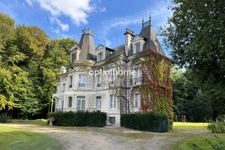 Manoir du XIXème siècle avec ses dépendances à environ 18 kilomètres de Forges-les-Eaux