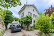 Maison bourgeoise du XIXème siècle – 8 pièces – 5 chambres– 2 salles de bains – 1 salle d’eau - piscine – double garage – parcelle de 783 m²