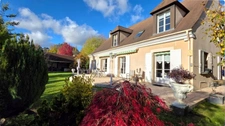 SAINT-PRIX, VAL D’OISE (95) : Propriété de 230 m² habitables (255 m² au sol) - 9 pièces principales - 7 chambres - 3 garages – Piscine – Préau – Abri de jardin - Cave – Parcelle de 1 656 m²