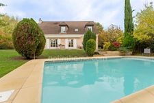 SAINT-PRIX, VAL D’OISE (95) : Propriété de 230 m² habitables (255 m² au sol) - 9 pièces principales - 7 chambres - 3 garages – Piscine – Préau – Abri de jardin - Cave – Parcelle de 1 656 m²