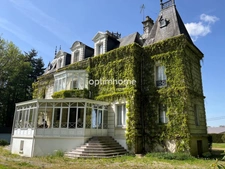 Manoir du XIXème siècle avec ses dépendances à environ 18 kilomètres de Forges-les-Eaux