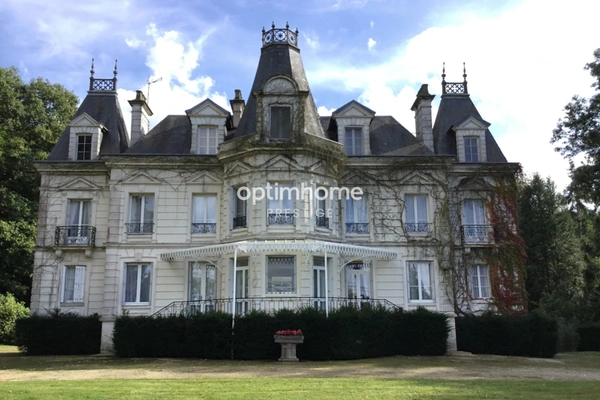 Manoir du XIXème siècle avec ses dépendances à environ 18 kilomètres de Forges-les-Eaux