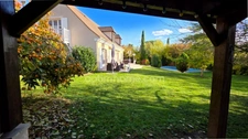 SAINT-PRIX, VAL D’OISE (95) : Propriété de 230 m² habitables (255 m² au sol) - 9 pièces principales - 7 chambres - 3 garages – Piscine – Préau – Abri de jardin - Cave – Parcelle de 1 656 m²