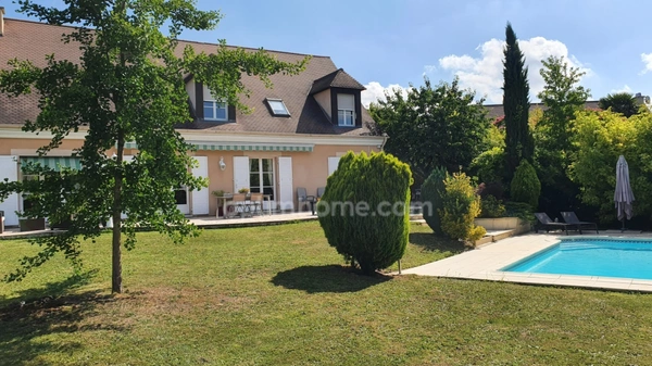SAINT-PRIX, VAL D’OISE (95) : Propriété de 230 m² habitables (255 m² au sol) - 9 pièces principales - 7 chambres - 3 garages – Piscine – Préau – Abri de jardin - Cave – Parcelle de 1 656 m²