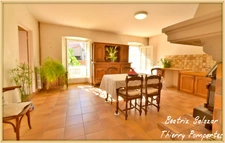 2 apparts 158m2, hangar 78m2, 2 garages, emplacement Camping Car + 4.8ha de colline + une source