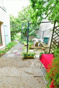 Maison 5p, 109m2, plain-pied 85m2+24m2 à l’étage, terrain 484m2, garage.