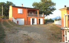 Maison T5+T1, 150m2, garage 34m2, cave 16m2, terrain 925m2.