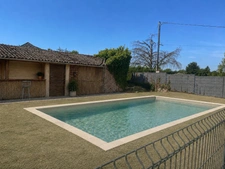 Maison de caractère avec piscine et annexe, au calme 