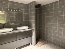 Maison de caractère avec piscine et annexe, au calme 