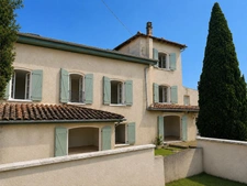 Maison de caractère avec piscine et annexe, au calme 