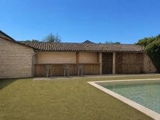 Maison de caractère avec piscine et annexe, au calme 