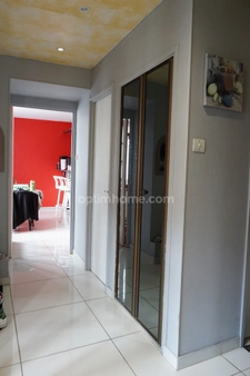 Maison spacieuse avec 3 grandes chambres et garage double dans secteur très calme