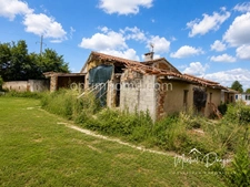 Ancienne ferme de caractère sur 6 000 m² de terrain à Lanta