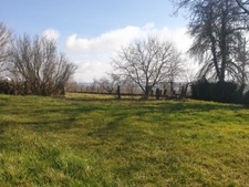 Ancien corps de ferme avec vue sur un chanteau du 16ème 