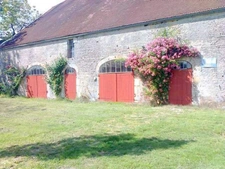 Ancien corps de ferme avec vue sur un chanteau du 16ème 