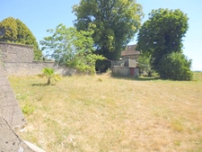 Ancien corps de ferme avec vue sur un chanteau du 16ème 