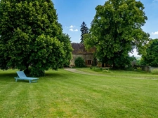 Ancien corps de ferme avec vue sur un chanteau du 16ème 