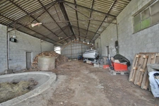 Corps de ferme avec hangar à 8mn de vannes