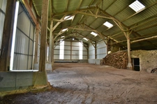 Charmante maison des années 40 avec longére à rénover et hangar sur 5600 m²