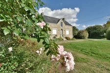 Charmante maison des années 40 avec longére à rénover et hangar sur 5600 m²