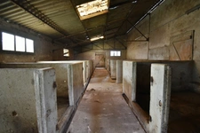 Corps de ferme avec hangar à 8mn de vannes